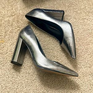 Metallic heel pumps